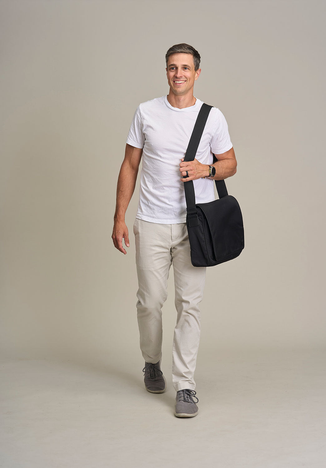 WanderFull HydroMessenger Bag for Men – Commuter & Travel Messenger Bag