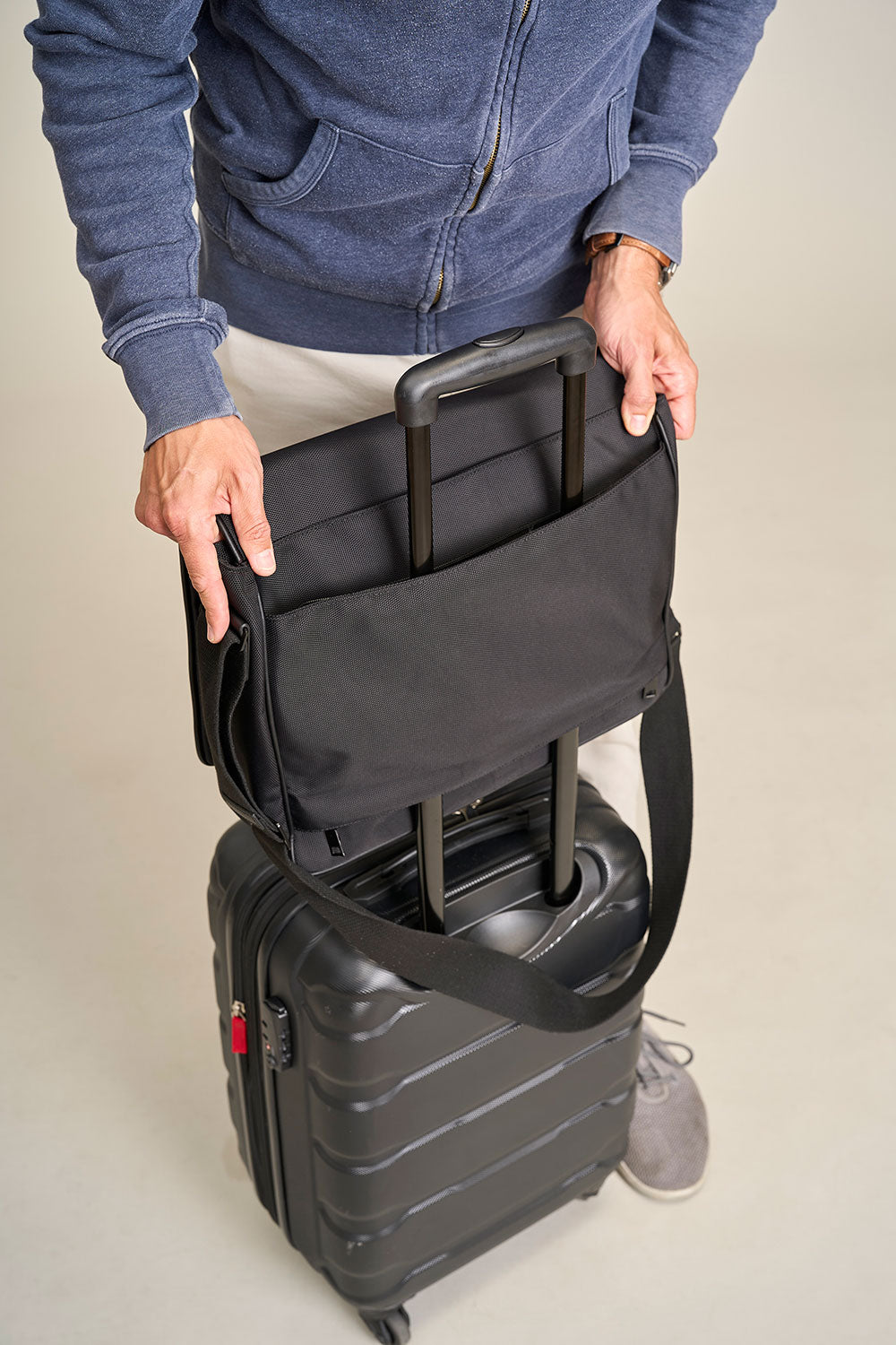 WanderFull HydroMessenger Bag for Men – Commuter & Travel Messenger Bag