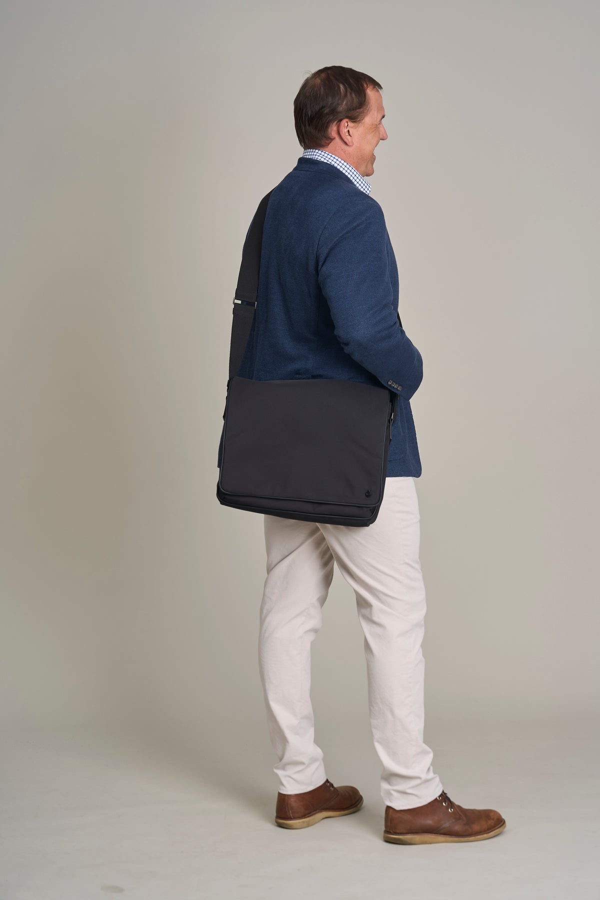 WanderFull HydroMessenger Bag for Men – Commuter & Travel Messenger Bag